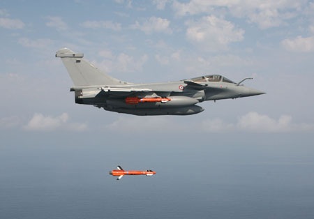 Siêu tên lửa bắn chính xác tới 1m mà... bán không ai mua - 2 Máy bay chiến đấu Rafale đang phóng tên lửa