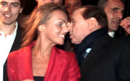 Cựu thủ tướng Italia Berlusconi đính hôn với người đẹp kém 50 tuổi - 1 Francesca Pascale và Silvio Berlusconi