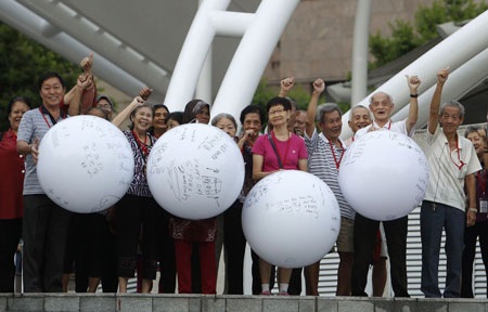 Hàng ngàn quả bóng lấp đầy sông Singapore