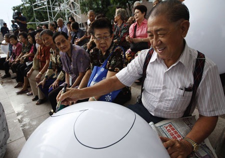 Hàng ngàn quả bóng lấp đầy sông Singapore