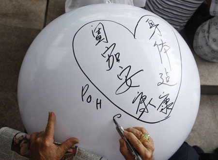 Hàng ngàn quả bóng lấp đầy sông Singapore