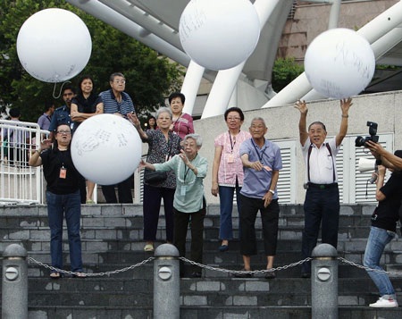Hàng ngàn quả bóng lấp đầy sông Singapore