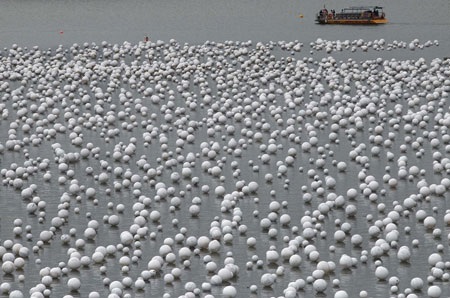 Một tàu tiếp phẩm chở khách du lịch đi qua những quả bóng trôi trên Sông Singapore hôm 17/12/2012.