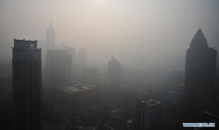 Sương khói do ô nhiễm bao phủ nhiều thành phố ở miền bắc Trung Quốc suốt 3 ngày qua.