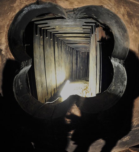 Bọn trộm đã cắt lớp bê tông dày, mở đường cho đường hầm dẫn tới nhà băng.