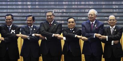 Brunei: Xây dựng bộ quy tắc ứng xử Biển Đông là ưu tiên hàng đầu - 1 Lãnh đạo các nước ASEAN tại buổi khai mạc Hội nghị Thượng đỉnh Phnom Penh ngày 18/11/ 2012.