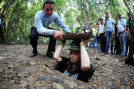 Tổng thống Argentina ấn tượng mạnh với địa đạo Củ Chi - 1 Tổng thống Cristina xuống địa đạo. (Nguồn: báo