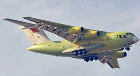 Y-20 Trung Quốc có nguy cơ biến thành “khủng long không biết bay” - 2 Y-20 của Trung Quốc có ngoại hình rất giống An-124