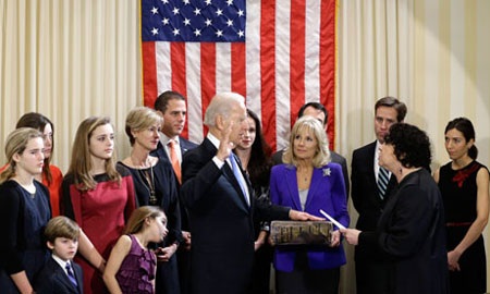 Phó Tổng thống Mỹ Biden tuyên thệ nhậm chức nhiệm kỳ 2 tại gia - 3 ...trước sự chứng kiến của 120 người thân, bạn bè, nhân viên và các thành viên quốc hội.