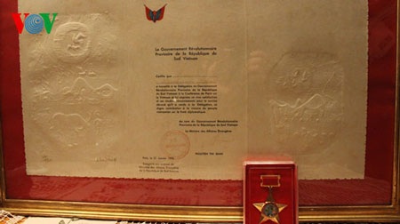 Tờ chứng nhận của chính quyền lâm thời miền Nam Việt Nam ông treo trân trọng giữa phòng khách