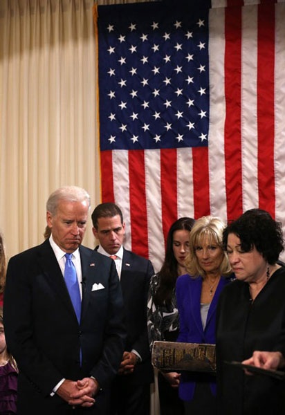 Phó Tổng thống Mỹ Biden tuyên thệ nhậm chức nhiệm kỳ 2 tại gia - 1 Phó Tổng thống chọn một nữ thẩm phán Tòa án Tối cao chủ trì lễ tuyên thệ nhậm chức của ông.