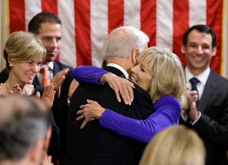 Phó Tổng thống Mỹ Biden tuyên thệ nhậm chức nhiệm kỳ 2 tại gia - 5 Bà Jill Biden, vợ ông Joe Biden, chức mừng ông sau khi ông thực hiện xong nghi lễ tuyên thệ.