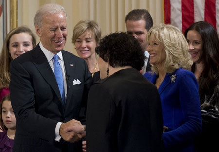 Phó Tổng thống Mỹ Biden tuyên thệ nhậm chức nhiệm kỳ 2 tại gia - 6 Nữ thẩm phán Sotomayor cũng chúc mừng ông sau khi thực hiện xong nghi lễ.