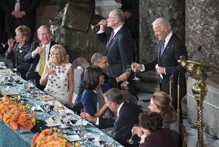 Tổng thống Obama và Phó Tổng thống Biden cụng ly trong bữa tiệc trưa sau lễ nhậm chức.