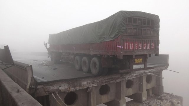 Sập cầu ở Trung Quốc, 26 người chết - 1 Cây cầu bị sập cao 30m.