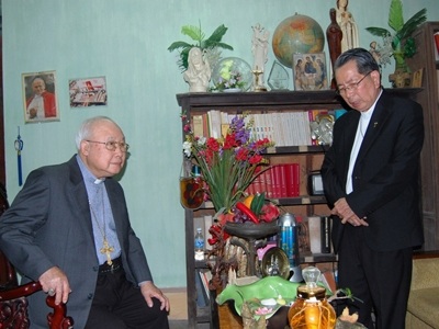 Bầu Giáo hoàng - Kỳ 2: Gian nan chức chủ chăn - 1 Giám mục Nguyễn Văn Đệ chúc tết giám mục Nguyễn Văn Sang xuân Quý Tỵ.