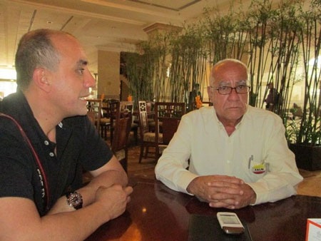 Carlos Gomes (phải) và con trai, nhà báo Phedro Rey