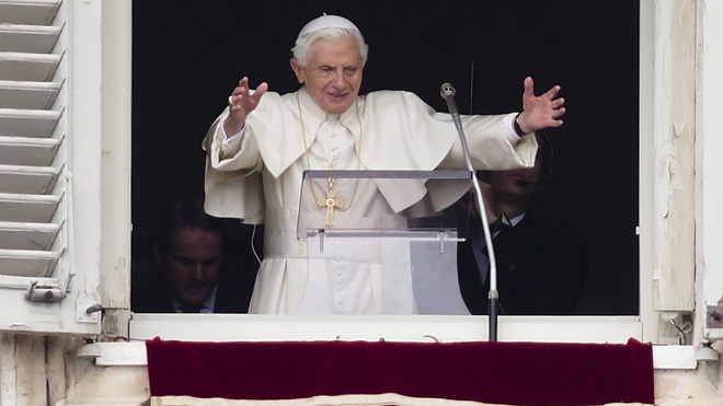 Vatican sẽ có hai Giáo hoàng? - 1 Sau khi thoái vị, ngài Benedict sẽ là Giáo hoàng danh dự và vẫn tiếp tục mặc phẩm phục trắng.