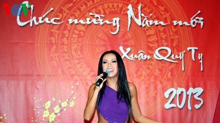 Ấm cúng Tết Việt trên đất Mỹ - 1 Ca sĩ Nguyệt Anh hát phục vụ đồng bào nhân Tết cổ truyền của dân tộc