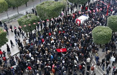 Thủ lĩnh đối lập bị bắn chết, Tuynidi giải tán chính phủ - 1 Thủ lĩnh đối lập bị bắn chết, Tuynidi giải tán chính phủ