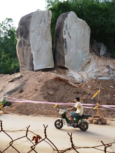 Phá khối đá hàng trăm tấn, đe dọa người đi đường - 1 Khối đá khổng lồ trước khi được phá dỡ