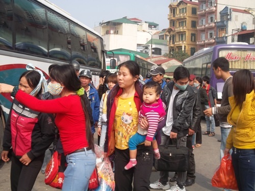 Hành khách lấy hành lý. (Ảnh: Võ Hùng Dũng/Vietnam+)