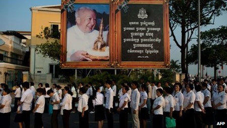 Campuchia hỏa táng thi hài cựu Quốc vương Norodom Sihanouk - 1 Người dân Campuchia xếp hàng dài để được nhìn thấy linh cữu của cựu Quốc vương lần cuối.