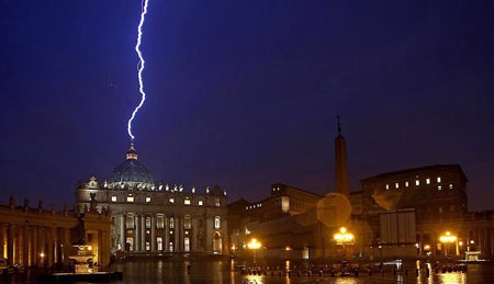 Hình ảnh sét đánh nhà thờ ở Vatican ngày Giáo hoàng tuyên bố từ chức.