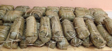 Đón Tết trong những chuyến công tác nước ngoài - 2 Bánh chưng, bánh tét anh em gói chuẩn bị tết