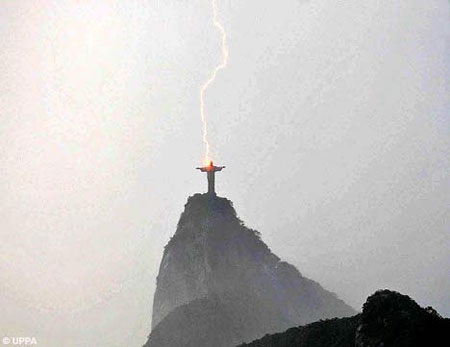 Bức tượng Chúa Jesus ở Brazil cũng nhiều lần bị sét đánh.