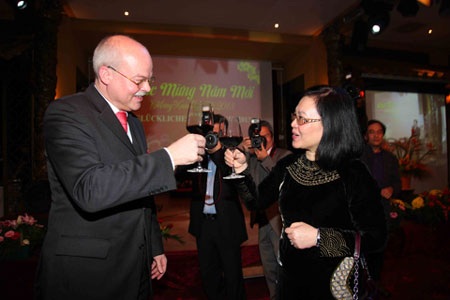 Kiều bào các nước đón Tết Quý Tỵ sớm - 4 Ông Clemen - Tổng vụ trưởng, Bộ ngoại giao Đức chạm ly chúc mừng năm mới