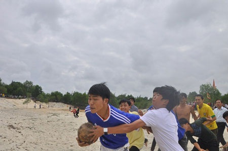 Hai đội mỗi bên tranh giành quyết liệt