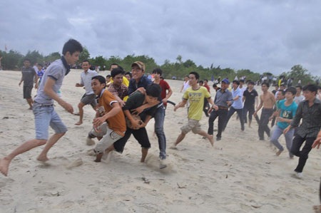 Thoát khỏi sự vây đuổi của đối phương chạy thật nhanh để tung quả cù vào rọ