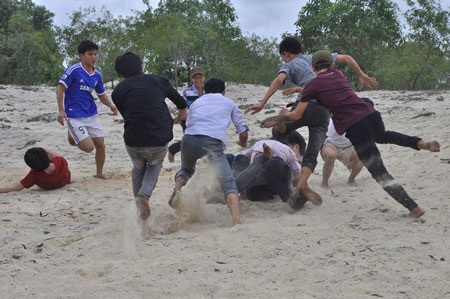 Hàng trăm thanh niên trai tráng cướp một quả cù - 4 Hai đội mỗi bên tranh giành quyết liệt