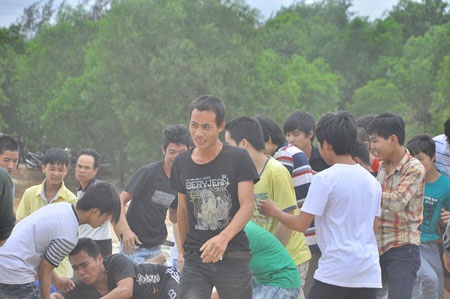 Hàng trăm thanh niên trai tráng cướp một quả cù - 7 Mệt quá, một thanh niên ra ngoài nghỉ