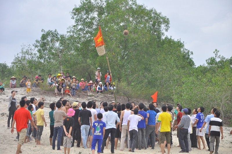 Thanh niên trai tráng vui mừng vì cù đã được ném vào rọ