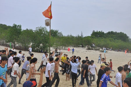 Hàng trăm thanh niên trai tráng cướp một quả cù - 10 Thanh niên trai tráng vui mừng vì cù đã được ném vào rọ