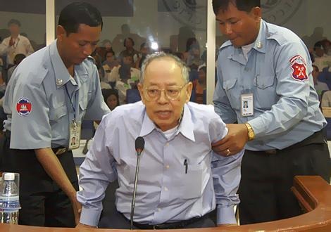 Thủ lĩnh cấp cao của Khmer Đỏ Ieng Sary chết - 1 Ieng Sary bị tòa án Campuchia do Liên hợp quốc ủng hộ xét xử vì tội diệt chủng.