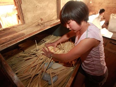 Rùng mình đũa Trung Quốc "ngậm" chất độc - 1 Rùng mình đũa Trung Quốc ngậm chất độc