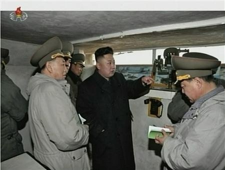 Lãnh đạo Triều Tiên thảo luận về một “cuộc chiến tổng lực” - 1 Ông Kim Jong-un thảo luận với các binh sỹ trong chuyến thị sát.