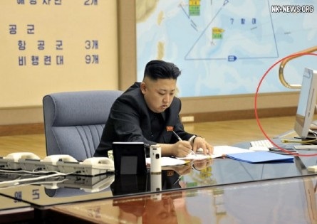 Ông Kim Jong-un là “tín đồ” của máy tính Apple? - 1 Chiếc máy tính Apple được thấy rõ trong bức ảnh Triều Tiên công bố hôm qua 29/3.