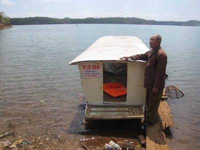 Ông Hoan bên chiếc thuyền kiếm sống ở Biển Hồ.