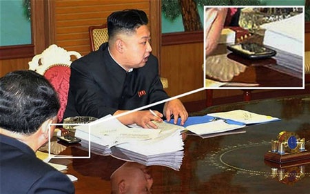 Ông Kim Jong-un là “tín đồ” của máy tính Apple? - 2 Ông Kim Jong-un bên chiếc smartphone bí ẩn.