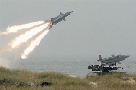 Kịch bản nào cho chiến tranh Triều Tiên? - 3 Tên lửa phòng không Triều Tiên - Ảnh: Chinamil