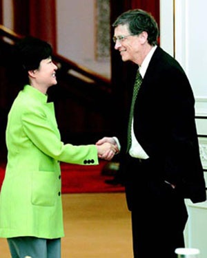 Bắt tay tổng thống Hàn Quốc, Bill Gates gây tranh cãi - 1 Hình ảnh bắt tay của ông Bill Gates với Tổng thống Park gây nhiều tranh cãi. Ảnh: Dong A Ilbo