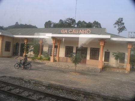 Lào Cai: Lật tàu chở hàng gần ga Cầu Nhò - 1 Nhà ga Cầu Nhò trên tuyến đường sắt Hà Nội – Lào Cai, gần địa điểm đoàn tàu hàng bị lật.