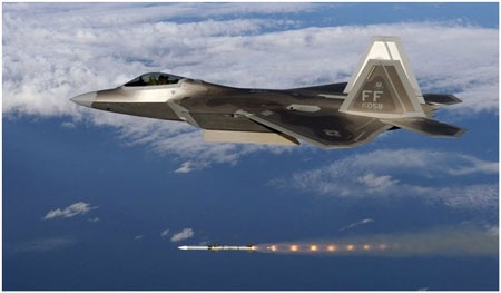 Mỹ “trở lại” châu Á - Thái Bình Dương với hơn 1 vạn quả tên lửa - 1 Máy bay chiến đấu F-22 phóng tên lửa AIM-120D