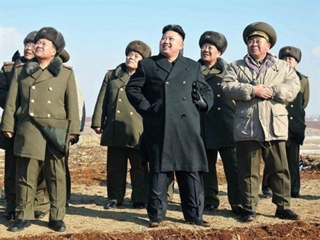 Tân lãnh đạo Triều Tiên Kim Jong Un thị sát một đơn vị quân đội.