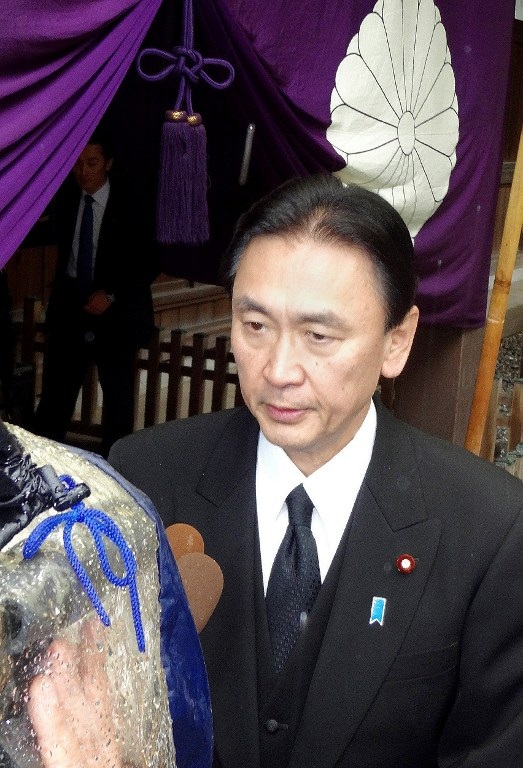 Bộ trưởng Nhật thăm đền chiến tranh Tokyo - 1 Bộ trưởng Keiji Furuya trả lời phỏng vấn báo chí sau khi thăm đền.