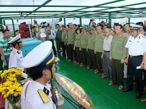 Tưởng niệm chiến sỹ hy sinh ở thềm lục địa phía Nam - 1 Đây là mẫu, bạn có thể sửa lại ảnh, màu nền, kích cỡ của bảng tùy theo nhu cầu.